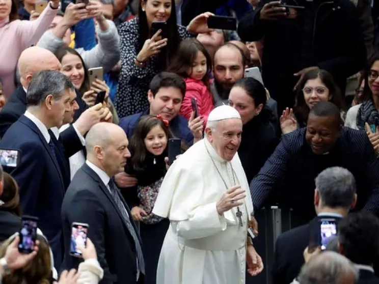 Il Papa: «La Chiesa perseguitata e fraintesa, mai si stanca di accogliere»