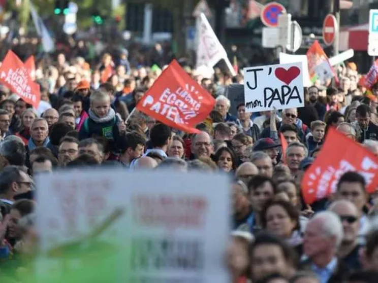 Domenica in piazza a Parigi per difendere i bambini