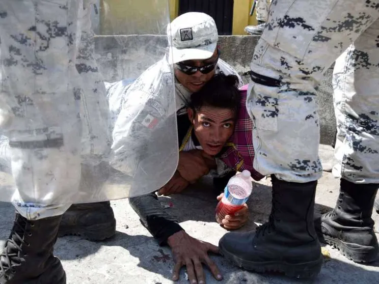 La carovana di migranti respinta in Messico. Lacrimogeni lanciati sui bambini