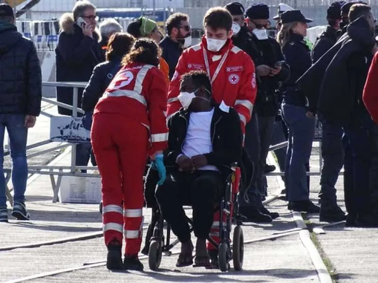 Approdano a Taranto i profughi della Ocean Viking