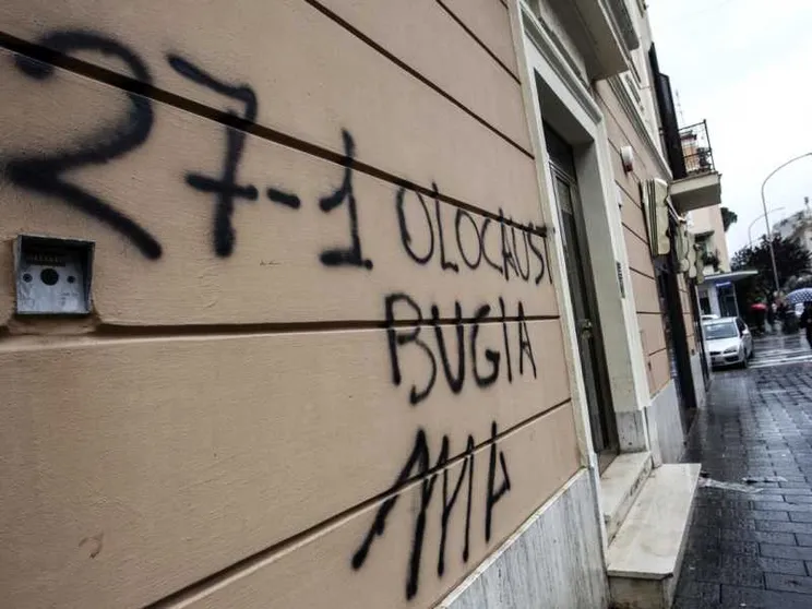 Rapporto choc: il 15,6 per cento degli italiani nega l'Olocausto