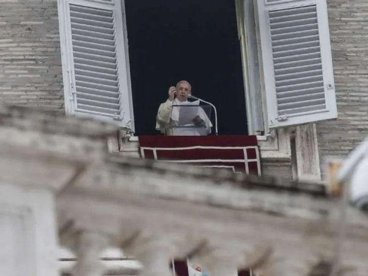 Il Papa: no ad ogni violazione della dignità