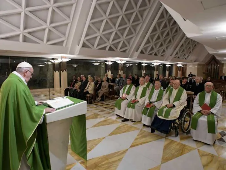 Il Papa: scivolare nella mondanità è la lenta apostasia del cuore