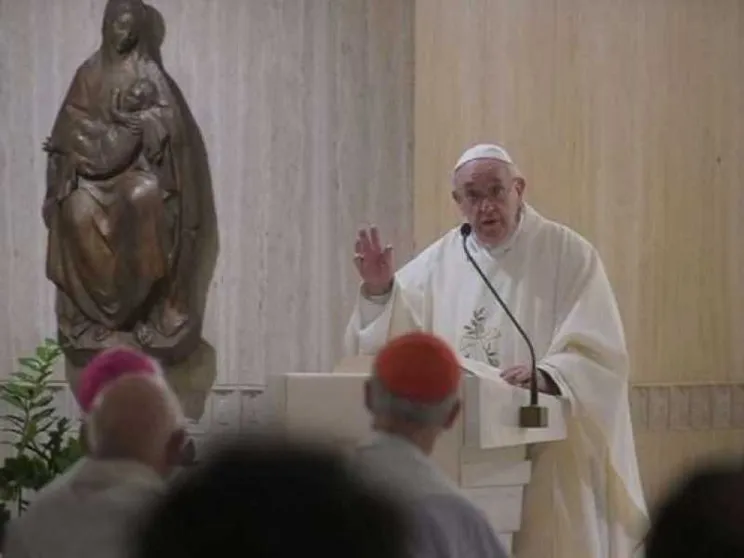 Il Papa: tenere nel cuore chi ci accompagna nel cammino della vita