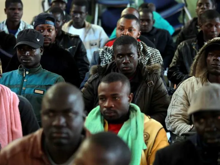 Accogliere bene gli immigrati conviene. Caritas: i numeri dell'integrazione