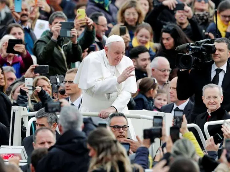 Papa Francesco: vicino ai malati del Coronavirus e a chi combatte il contagio