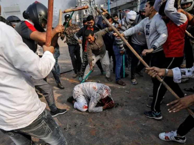 Scontri a Delhi: 33 morti. Chiesto il coprifuoco