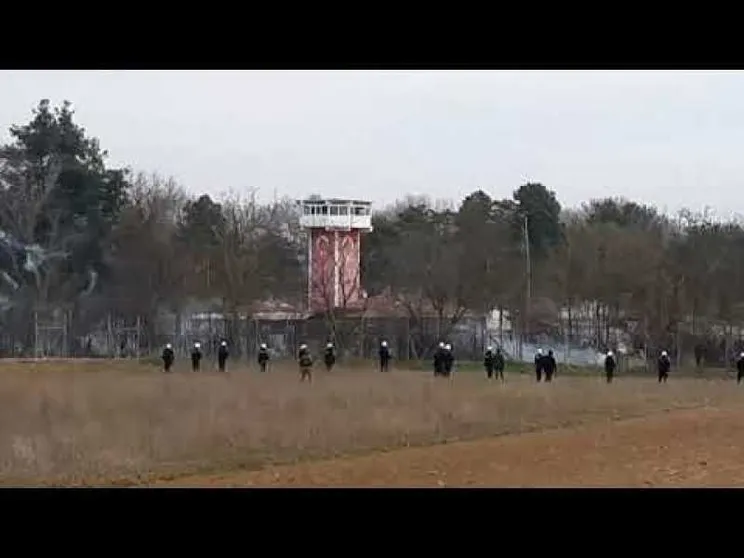 La Grecia usa gas e granate stordenti contro i migranti / Il video