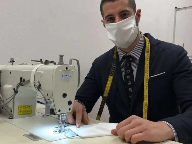 Le "mascherine solidali" di tessuto: il regalo di un sarto alla Caritas