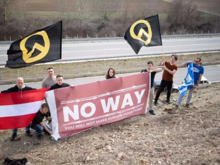 Cani, doppiette, trattori e neonazi: la caccia ai profughi
