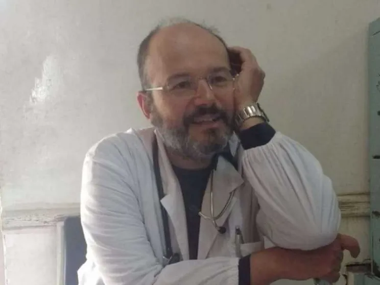 Don Fabio rimette il camice bianco e va in ospedale