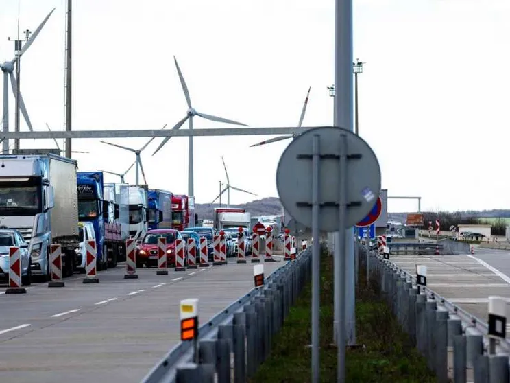 Von der Leyen: stop ai viaggi verso la Ue. La Francia sospende Schengen