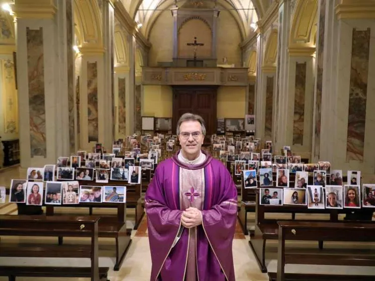 Il parroco celebra Messa con le foto dei parrocchiani