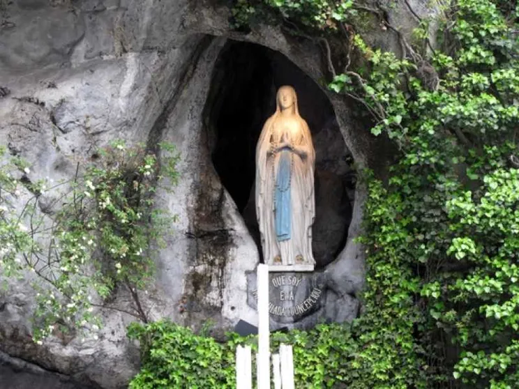 Lourdes chiude, è la prima volta. Ecco perché (ma il suo popolo c'è)