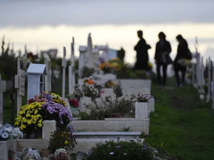 Il Venerdì di misericordia dei vescovi: in cimitero, soli, per i defunti