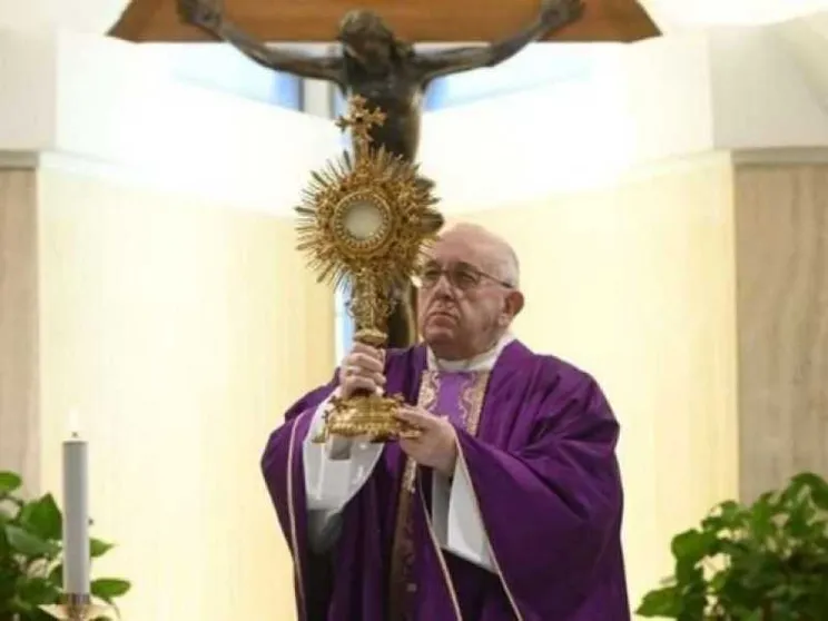 Papa prega per i medici e gli operatori sanitari che stanno dando la vita