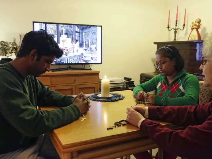 Ascolti record per il rosario su Tv2000: oltre 4 milioni di persone