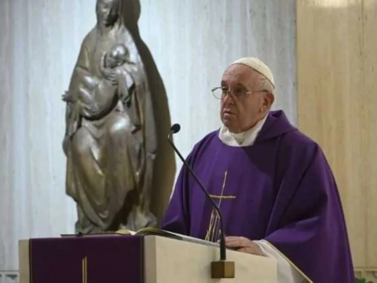Il Papa prega per i senza dimora: la Chiesa li accolga