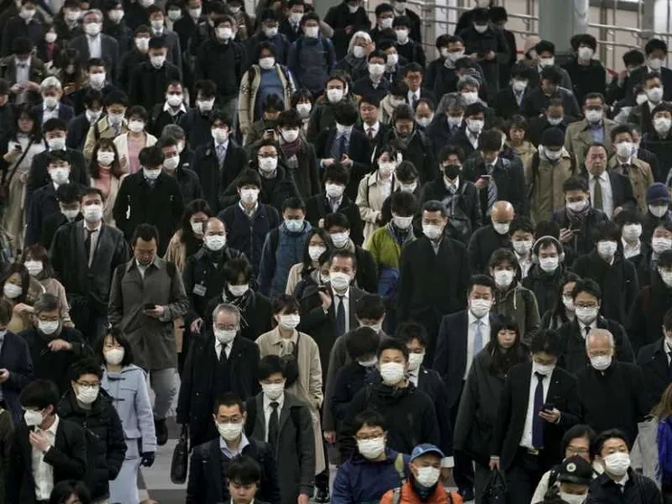 Il Giappone di Abe teme quasi più i tamponi della pandemia