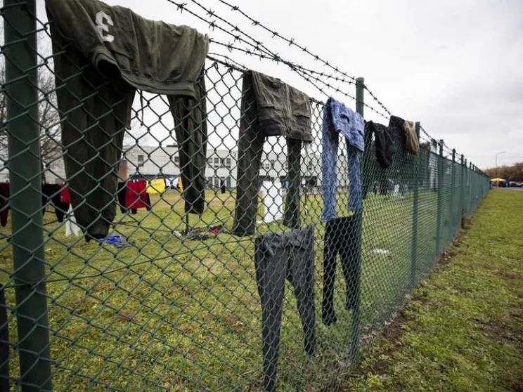 Il Viminale: i migranti restino nei centri anche senza titolo