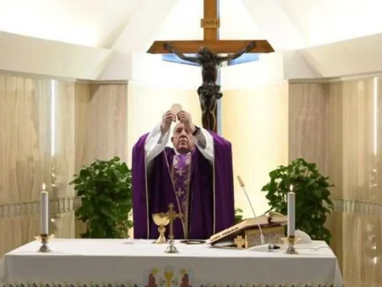 Papa prega per chi aiuta a risolvere povertà e fame causate dal Covid-19