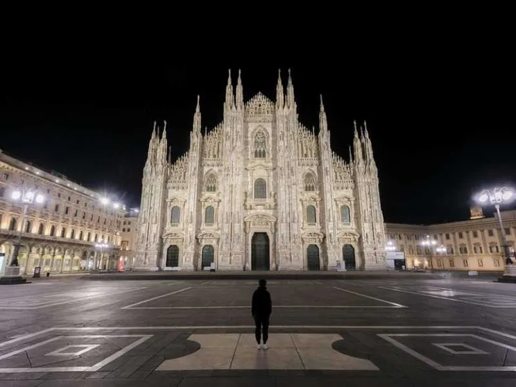 La vita sospesa (e segreta) di una Milano mai vista così