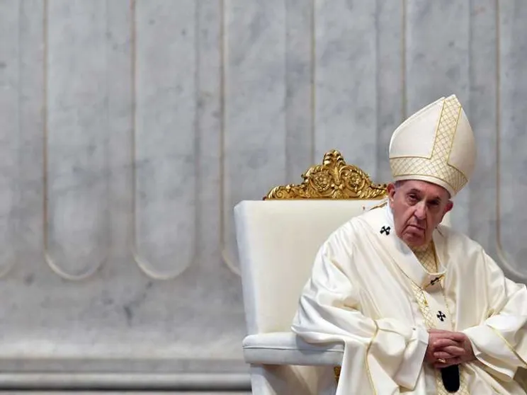 Papa Francesco: preti, medici, infermieri santi della porta accanto