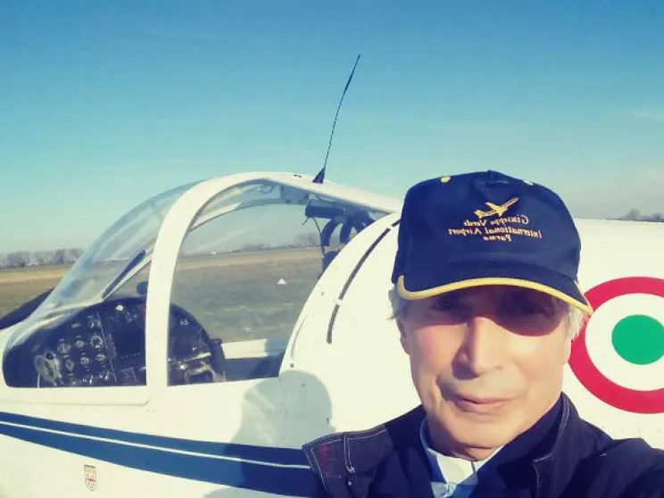 Il prete pilota abbraccia dal cielo e dal campanile i fedeli / Video