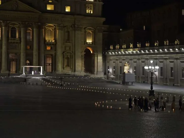 La Via Crucis con il Papa: in silenzio sui dolori del mondo