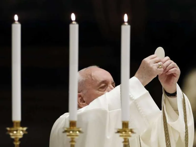 Il Papa: la Veglia Pasquale ci dona il diritto alla speranza e al coraggio