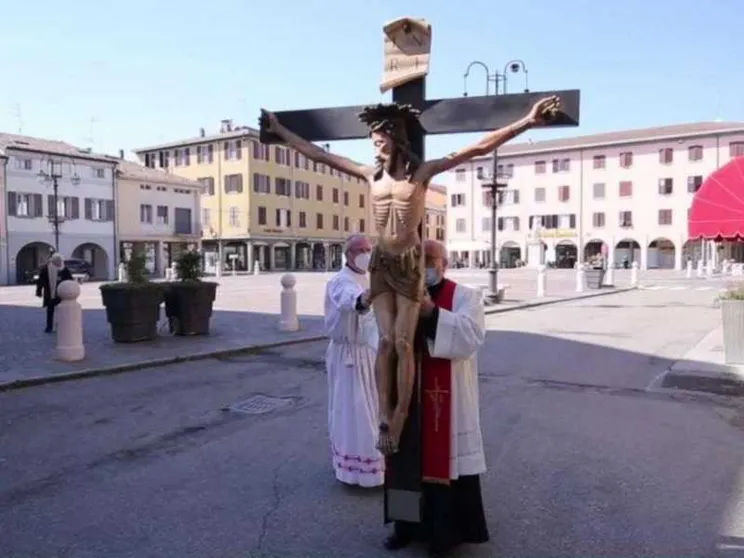 La Via Crucis a Brescello con il "Cristo parlante" di don Camillo