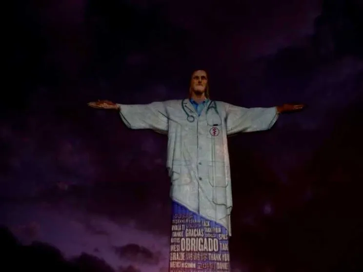 Brasile, l'omaggio della Chiesa ai medici: il Cristo di Rio con il camice