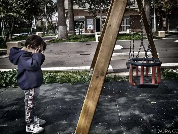 L'altalena vuota, il pelouche con la mascherina: la quarantena vista da un bimbo
