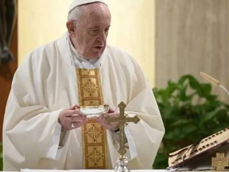 Papa attenti a fede"virtuale". La Chiesa è con popolo e con sacramenti