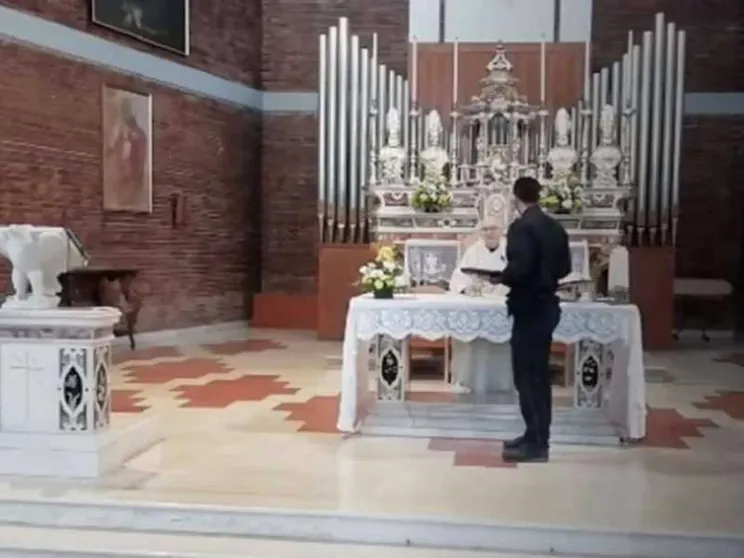 A Cremona sacerdote celebra Messa con fedeli. La diocesi: dispiaciuti