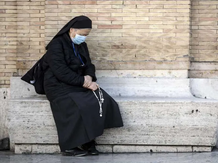 Il lungo calvario delle suore italiane. Decine di decessi nelle comunità