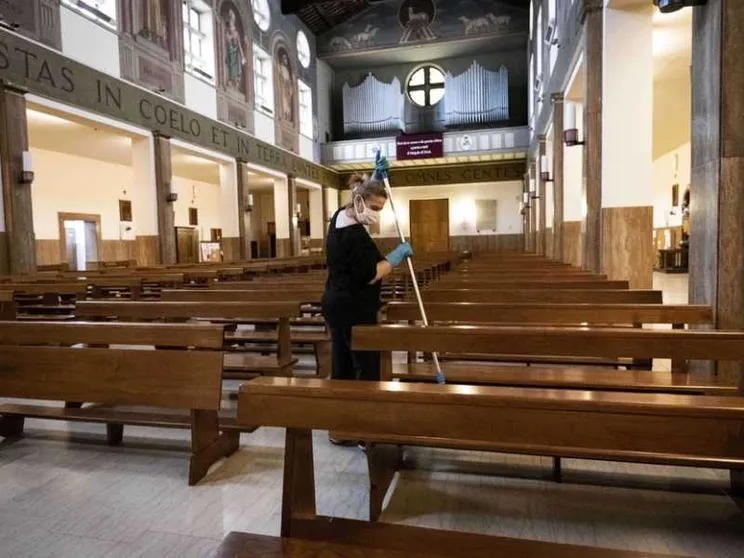 Dal 4 maggio sì funerali, Messe ancora sospese. Conte: a giorni un protocollo