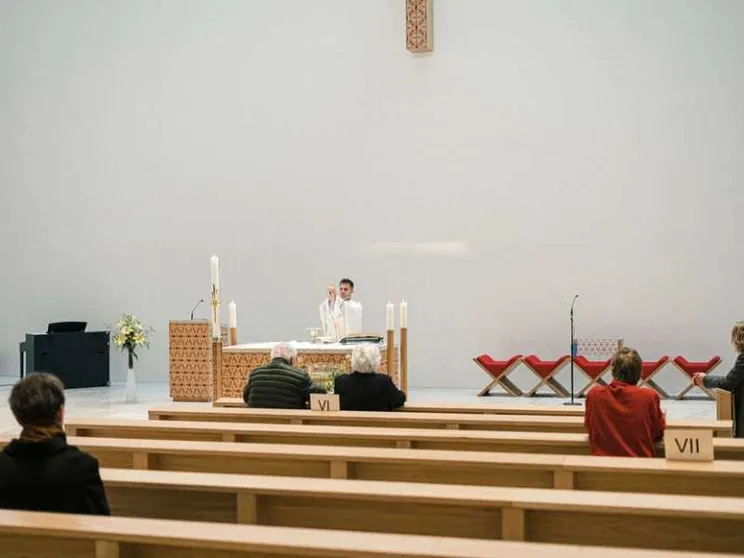 Numero chiuso e fedeli distanziati: così le Messe dall'Europa agli States