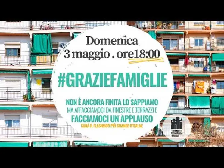 Il flash mob delle famiglie per ringraziare mamme, papà, figli, nonni...