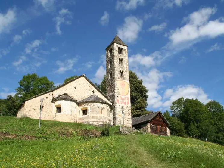 Il mistero delle chiese a due absidi