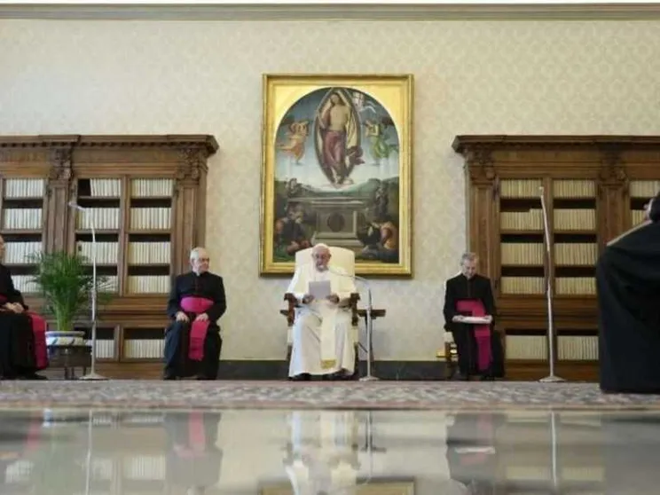 Il Papa: la preghiera apre la porta alla speranza