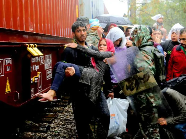 Astalli: nel 2019 calo sbarchi perché migranti bloccati in Libia e Grecia