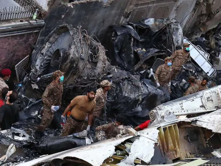 Aereo precipitato: 97 morti e due sopravvissuti