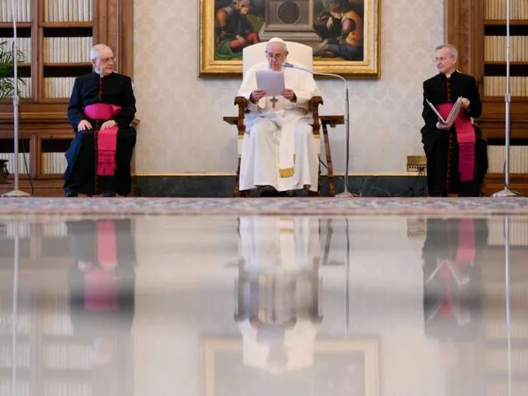 Il Papa: insegniamo ai bimbi a fare il segno della Croce
