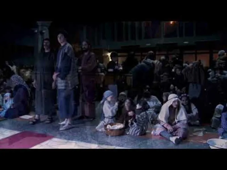 Un presepe vivente fuori stagione. Così Rimini rende omaggio a Maria (Video)