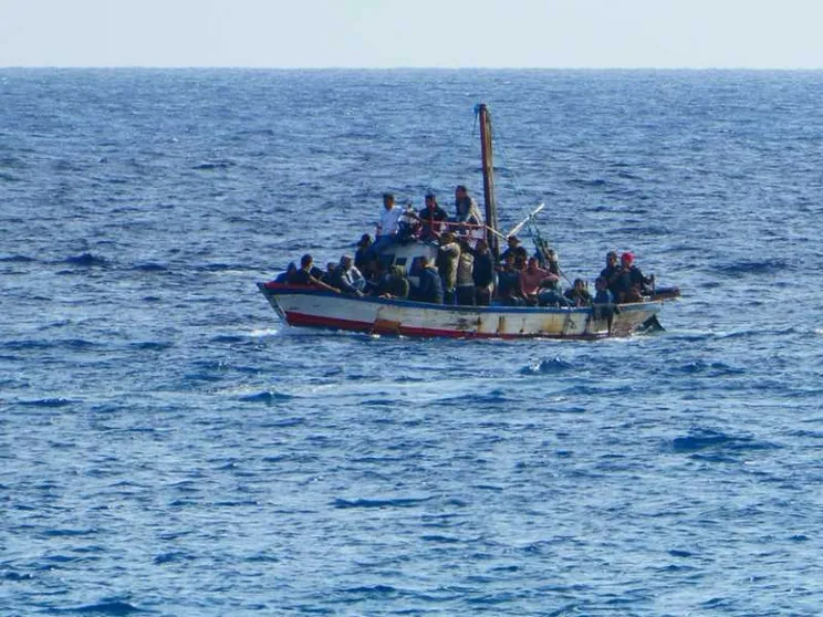 Naufragio al largo della Tunisia: almeno 50 i dispersi, donne e bimbi