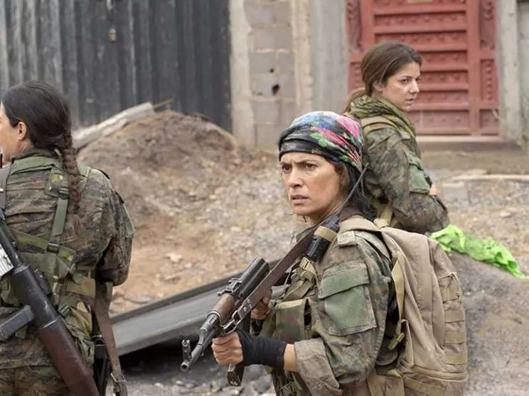 Maya Sansa e le "sorelle d'armi" anti-Daesh