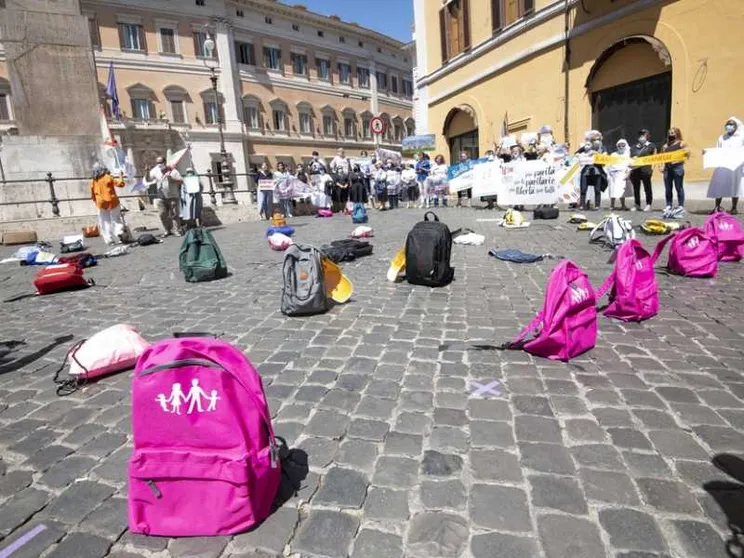Flash mob delle paritarie per i fondi. Ma ecco la beffa ministeriale
