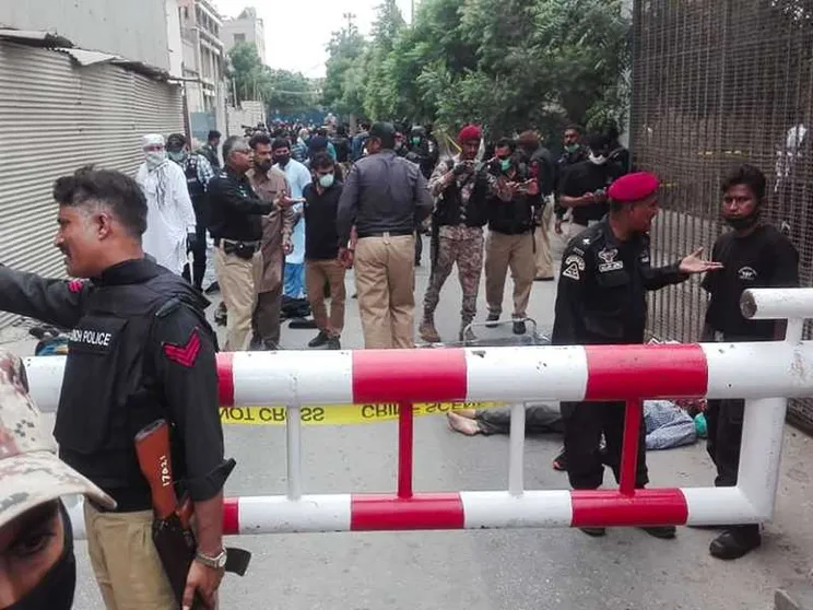 Terroristi attaccano la Borsa di Karachi: dieci morti