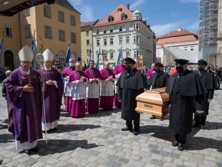 La lettera di Benedetto XVI ai funerali del fratello Georg: staremo insieme